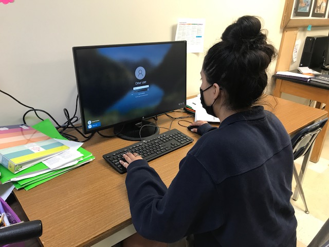 Junior Isabel Copeland logs into her computer during Newspaper.