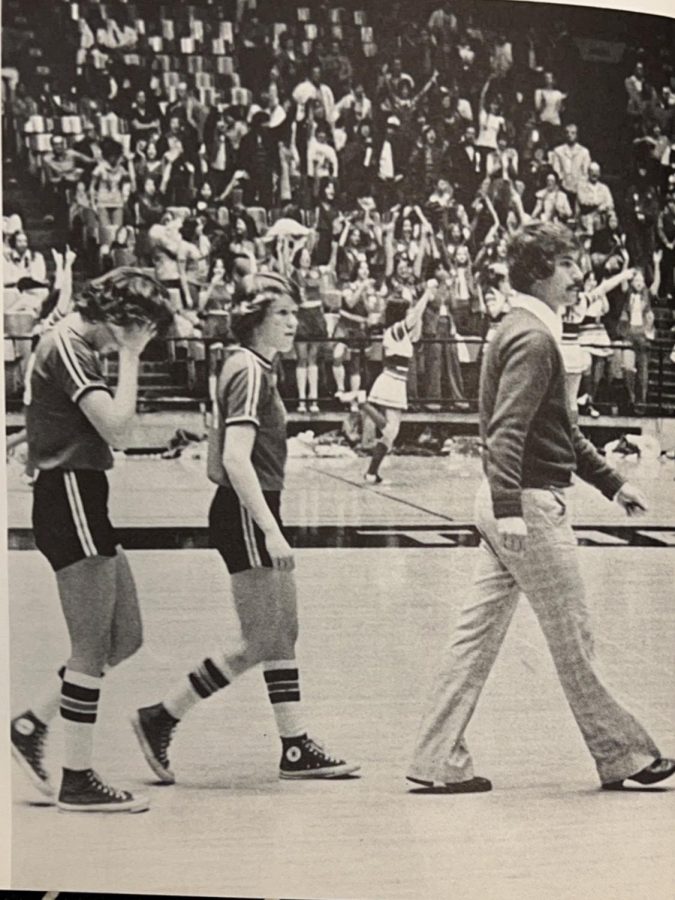 Coach English shows his team the way. | The Hart Yearbook 1977 with original caption