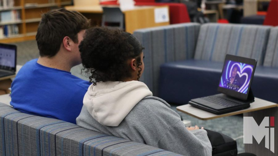 In the Media Center, seniors Jasmine Tolson and Adrian Villegas watch Love Is Blind during their stag seminar on Jan. 30. Villegas has seen all of Love is Blind and is an active reality TV watcher.