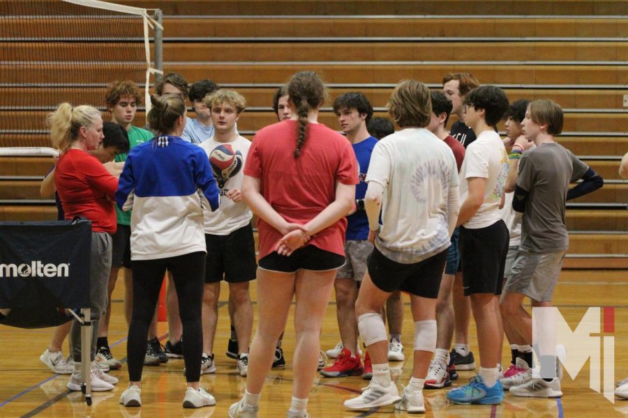 The+senior+team+and+varsity+boys+volleyball+teams+practice+together.+The+teams+practiced+on+Feb.+27+to+work+on+serves+and+returns.+